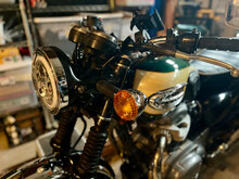 Led KAWASAKI W650 2000 Green/Cream Custom combination of the chrome bezel on a black 7" bucket. Thanks Tony! Tuning